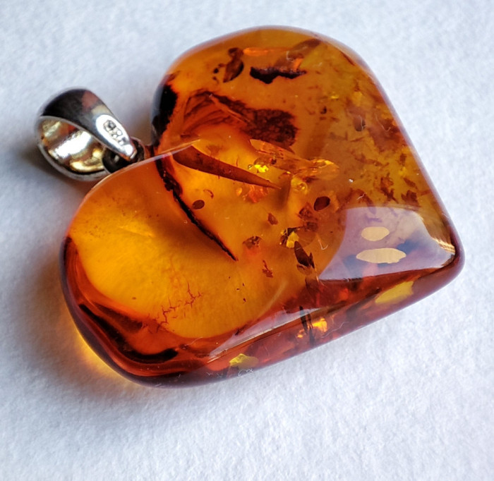 B248. Pandantiv inimioara din chihlimbar, agatatoare argintie, portocalie, 3 cm