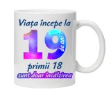 Cana alba personalizata &quot; Viata incepe la &quot;, 19 ani, INOVATIX&reg;. 330ml