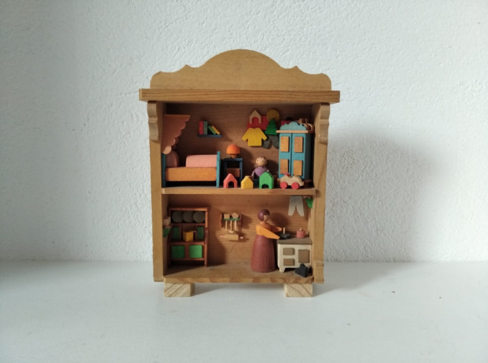 Dulapior-casa papusii diorama Erzgebirge Germania folk-art miniatura lemn vechi