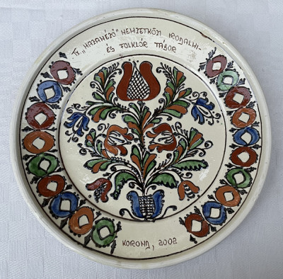 Ceramica KOROND, atelier transilvanean, secolul 21, decoruri florale, datat 2002 foto