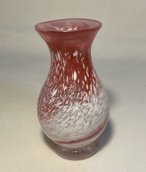 Vaza din sticla suflata manual, Atelier suedez, sfarsitul secolului 20, semnata