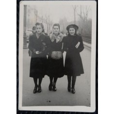 Fotografie, Trei tinere studente, perioada anilor 40