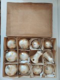 Lot 12 globuri vechi vintage West Germany, anii 70-80, Craciun, 2 in forma de clopotel, restul rotunde, argintiu sidefat, 3 marimi