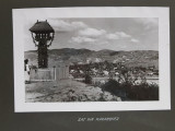 TROITA SI SAT IN MARAMURES , FOTOGRAFIE MONOCROMA, PE HARTIE LUCIOASA , PRINSA PE CARTON , PERIOADA INTERBELICA