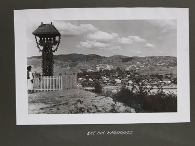 TROITA SI SAT IN MARAMURES , FOTOGRAFIE MONOCROMA, PE HARTIE LUCIOASA , PRINSA PE CARTON , PERIOADA INTERBELICA foto