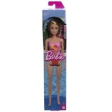 Papusa Barbie blonda cu costum de baie roz la piscina