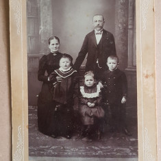 D540-CDV Foto vechi-Familie cu copii anii 1900. Marimi: 19/13.5 cm.