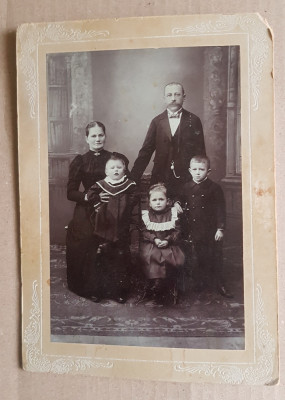 D540-CDV Foto vechi-Familie cu copii anii 1900. Marimi: 19/13.5 cm. foto