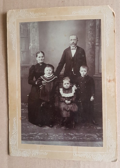 D540-CDV Foto vechi-Familie cu copii anii 1900. Marimi: 19/13.5 cm.