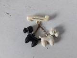 Insigna vintage - Gruss v Altemberg, Germania - cu 2 catei / caini pudel alb si negru, plastic, ac metalic, colectie, 4.5cm