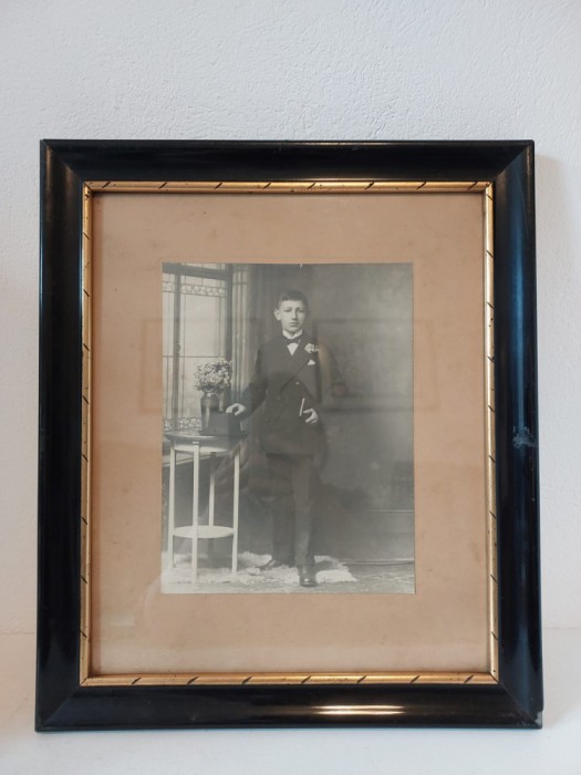 Fotografie veche portret baiat tanar, tablou in rama lemn sub sticla, inceput de anii 1900 , 42x35cm