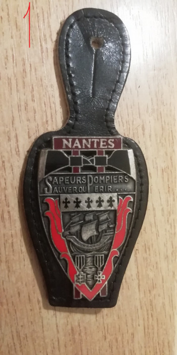 QW8 11 - Insigna - tematica militara - pompieri din Nantes - suport piele