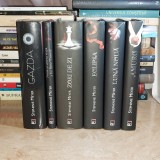 STEPHENIE MEYER - SAGA AMURG ( 5 VOL. ) + GAZDA , EDITII CARTONATE , 2008-2010 *
