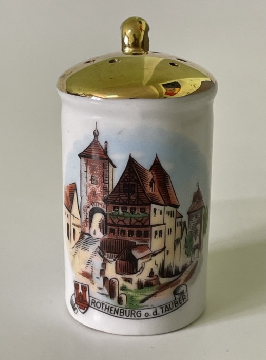 Solniță din porțelan din german &icirc;nfățiș&acirc;nd o imagine din Rothenburg