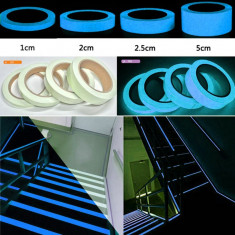 Banda fosforescenta luminoasa autoadeziva, Albastra foto