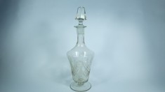 f Sticla veche din cristal slefuit pentru bauturi