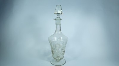f Sticla veche din cristal slefuit pentru bauturi foto