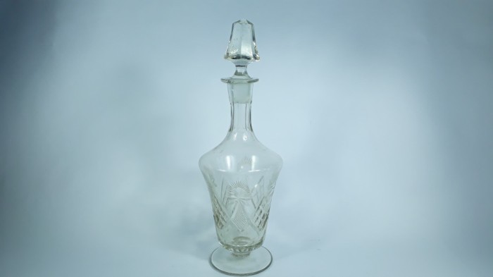 f Sticla veche din cristal slefuit pentru bauturi