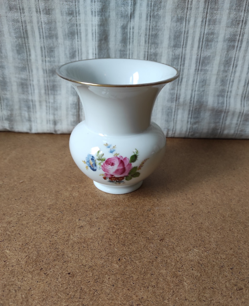Vaza portelan fin, model floral nr. 1 | Okazii.ro