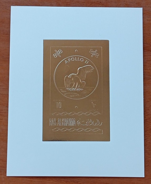 RAS ALKHAIMA-1970-Cosmos-&#039;&#039;APOLLO 11 -cu emblema Vulturului American&#039;&#039;-COLITA +Timbru-Metalizate--tiraj redus-MNH NESTAMP. -vezi scan