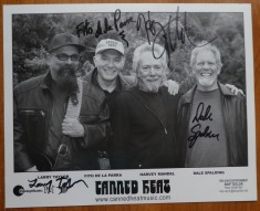 Autografe ale membrilor formatiei americane de blues si rock, Canned Heat pe fotografie mare