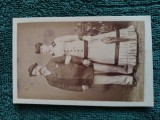 veche fotografie , anii 1900 , cuplu in tinuta vremii . dimensiuni 11 cm x 6 cm