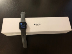 Apple Watch Series 3 GPS, 38mm Space Gray Aluminum Case with Gray Sport Band foto