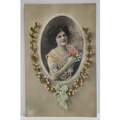 TANARA CU TRANDAFIR ROZ , IN MEDALION , CARTE POSTALA CU CUSATURI DIN FIR DE MATASE , INCEPUTUL SEC. XX