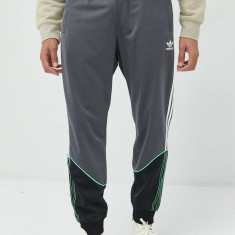 adidas Originals pantaloni de trening barbati, culoarea gri, cu imprimeu