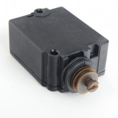 Actuator auto BMW Seria 5 E39 Model SEDAN 1996-2004 51248236897 motoras pentru inchidere portbagaj , cu 5 pini