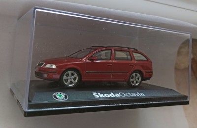 Macheta Skoda Octavia 2 Break Kombi (rosu) - Abrex 1/43 foto