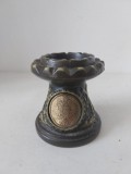 Suport / sfeșnic ceramic vintage cu medalion metalic auriu &ndash; obiect decorativ, colecție, 10 cm