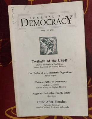 Journal of Democracy Spring 1990 foto