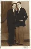 P3121N Tineri, unul dintre ei cu matricolă de liceu pe m&acirc;necă, studio Foto Royal Achimescu, Turnu Severin, 1943