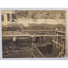 FOTOGRAFIE DE GRUP PE FUNDATIA UNEI CLADIRI , 1930