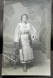 Fotografie tip carte postala, femeie in costum popular, perioada interbelica