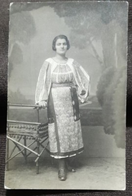 Fotografie tip carte postala, femeie in costum popular, perioada interbelica foto