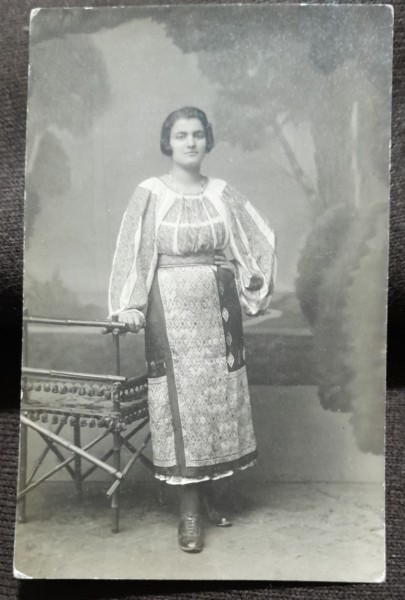 Fotografie tip carte postala, femeie in costum popular, perioada interbelica