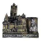 Cumpara ieftin Statueta decorativa, Castelul Bran si suport pentru pixuri, 12 cm, 1696H-1