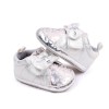 Pantofiori argintii cu imprimeu si fundita (Marime Disponibila: 6-9 luni