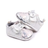 Pantofiori argintii cu imprimeu si fundita (Marime Disponibila: 3-6 luni