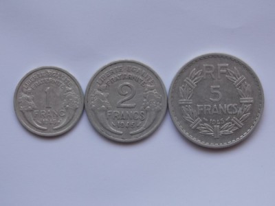 LOT 3 MONEDE DIFERITE -1,2,5 FRANCS 1945 FRANTA foto
