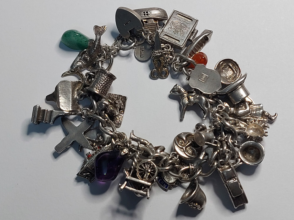 Bratara vintage din argint cu talismane(11166) | Okazii.ro