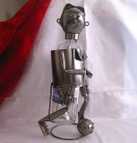 SUPORT DIN METAL PENTRU STICLA VIN / BAUTURA - FOTBALIST 33 CM