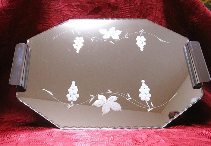 TAVA VINTAGE PENTRU SERVIT DIN OGLINDA GRAVATA CU STRUGURI SI MANERE INOX 40 CM