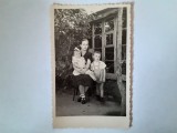 Fotografie tip CP cu mamă cu 2 copii