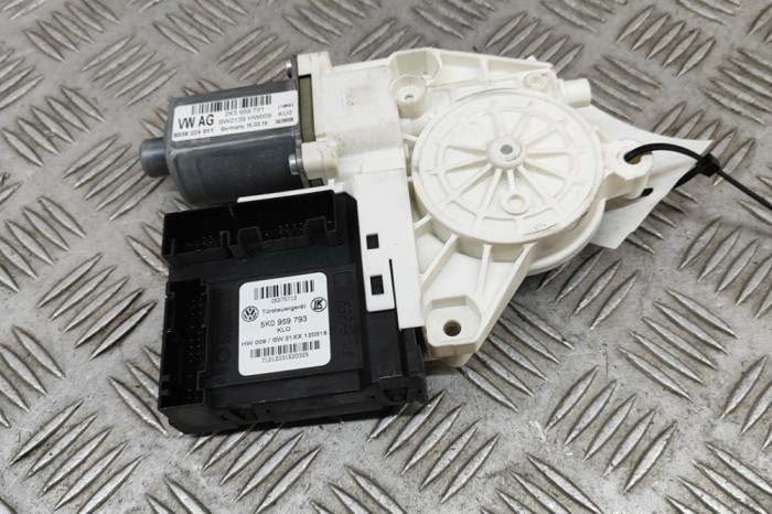 Motor macara geam ușă st&acirc;nga față VW CADDY IV Furgon SAA, SAH 2016 OEM: 0130822509,2K5959701,S038225011,5K0959793 | 30319365