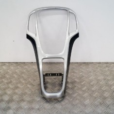 Ornament schimbător de viteze OPEL ASTRA J 2011 OEM: 13349237340685796 | 2667131
