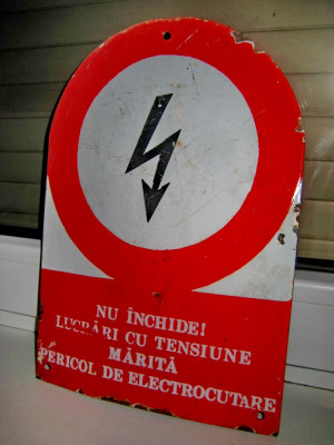 B132-Pericol de electrocutare Reclama veche Romania metal emailat. foto