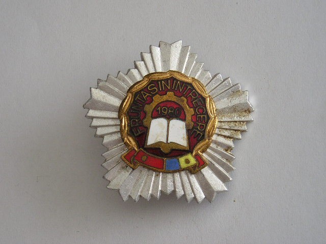 QW9 L 54 - Insigna - tematica comunism - Fruntas in intrecere - 1980